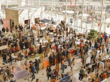 Feria de productores locales en un espacio amplio y luminoso