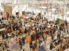 Feria de productores locales en un espacio amplio y luminoso