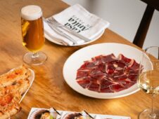 Platos gourmet en Casa Anita: jamón, mariscos y cerveza artesanal