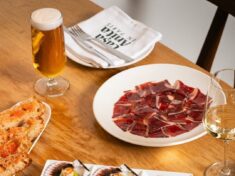 Platos gourmet en Casa Anita: jamón, mariscos y cerveza artesanal