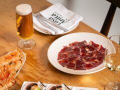 Platos gourmet en Casa Anita: jamón, mariscos y cerveza artesanal