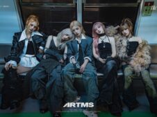Las cinco integrantes de ARTMS, el famoso grupo de K-pop, posan en un vagón de metro.