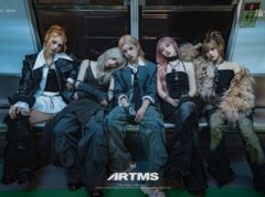 Las cinco integrantes de ARTMS, el famoso grupo de K-pop, posan en un vagón de metro.