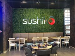 Zona de comedor del restaurante Sushiko con decoración de jardín vertical