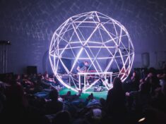 Experiencia inmersiva de música y luces en un domo geodésico.