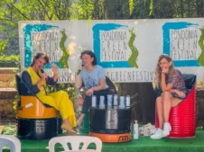 Personas dando una charla en el Posidonia Green Festival 2024. Se ven carteles promocionales y a tres mujeres dando un discurso educativo sobre el medio ambiente.