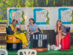 Personas dando una charla en el Posidonia Green Festival 2024. Se ven carteles promocionales y a tres mujeres dando un discurso educativo sobre el medio ambiente.