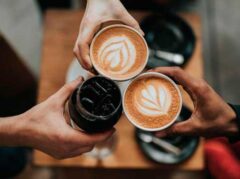 Amigos Compartiendo Diferentes Variedades de Café
