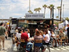 Grupo de personas disfrutando de comida en un food truck asiático al aire libre