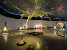 Instalación de arte contemporáneo en evento de diseño en Barcelona