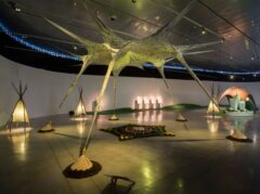 Instalación de arte contemporáneo en evento de diseño en Barcelona