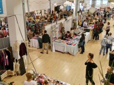 Interior del evento Barcelona Knits con numerosos puestos de tejidos y asistentes
