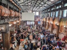 Mercado vintage en galería urbana de ladrillo