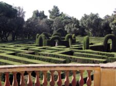 Se puede apreciar el parque del laberinto de Horta-Guinardó de Barcelona. Se apecia un laberinto verde y una cúpula bonita de estilo románico.