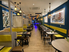 Ambiente elegante y moderno de un restaurante